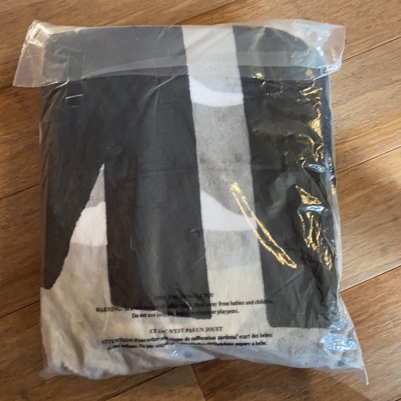 PINK Victoria’s Secret throw blanket - Picture 2 of 3